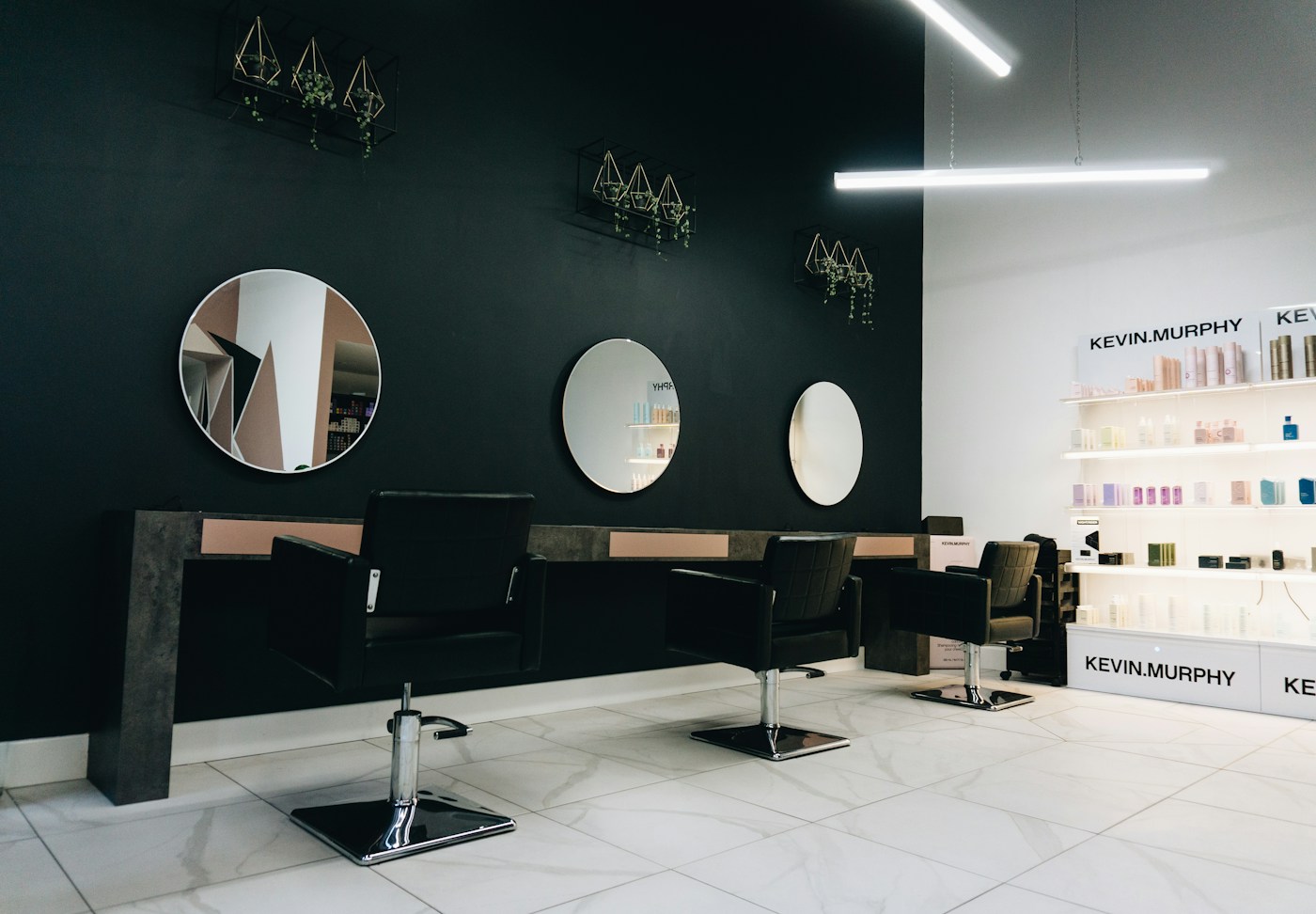 Salon de coiffure contemporain aux murs sombres