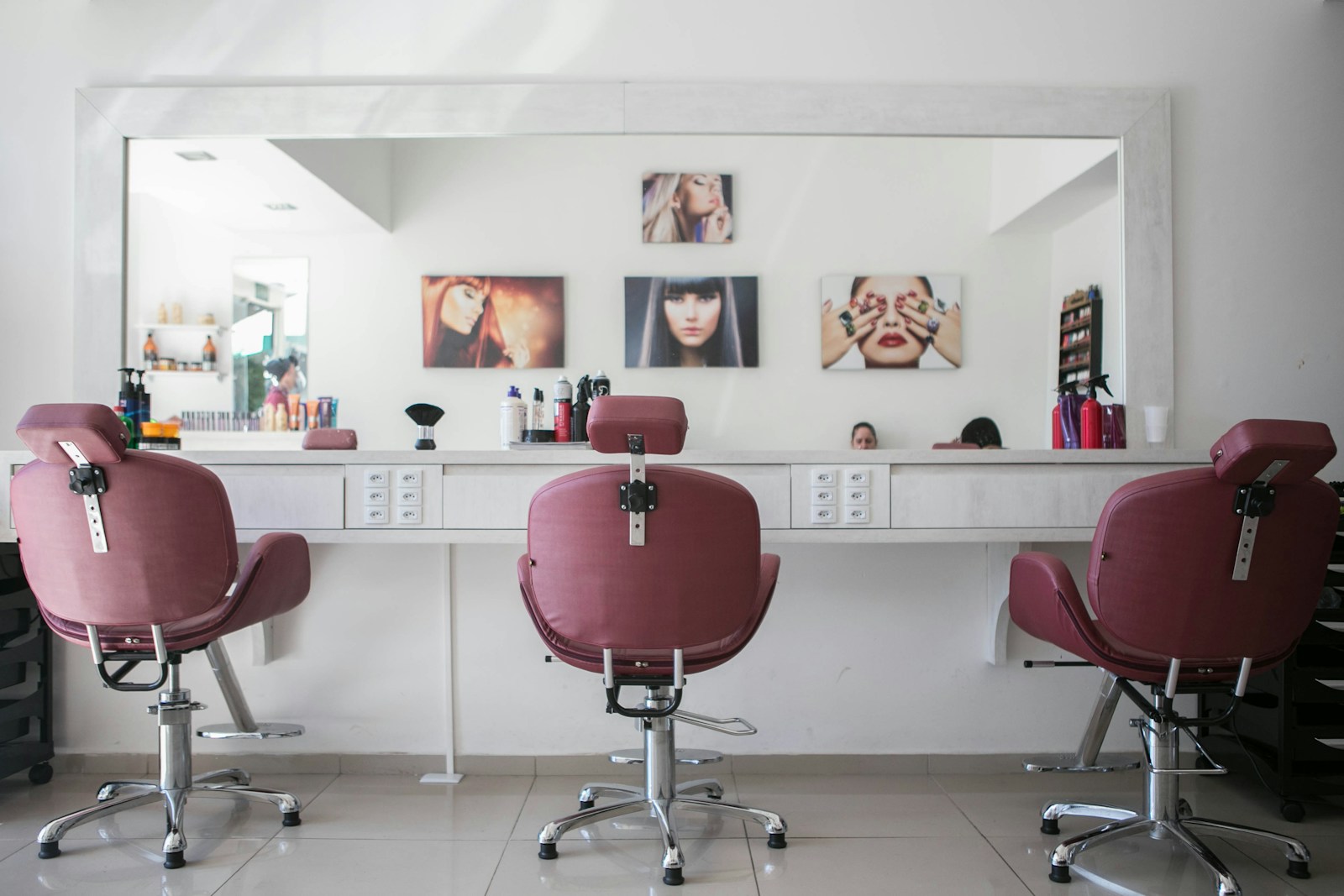 Intérieur lumineux d’un salon de coiffure