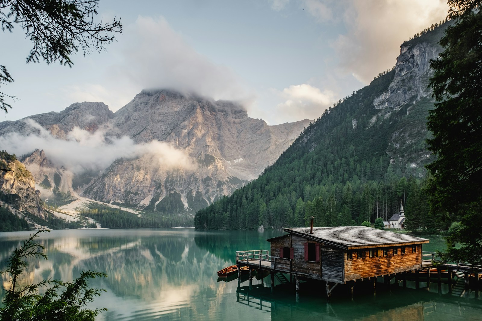 Lac et montagnes entourés de forêt