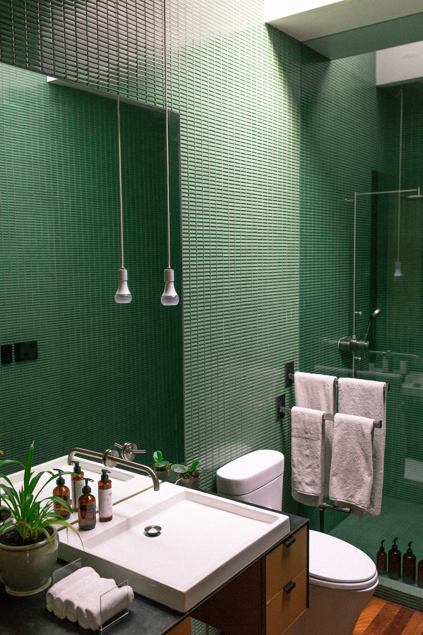 Salle de bain rénovée avec carrelage vert