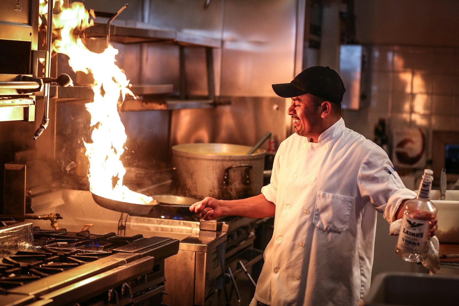 Chef travaillant devant les flammes